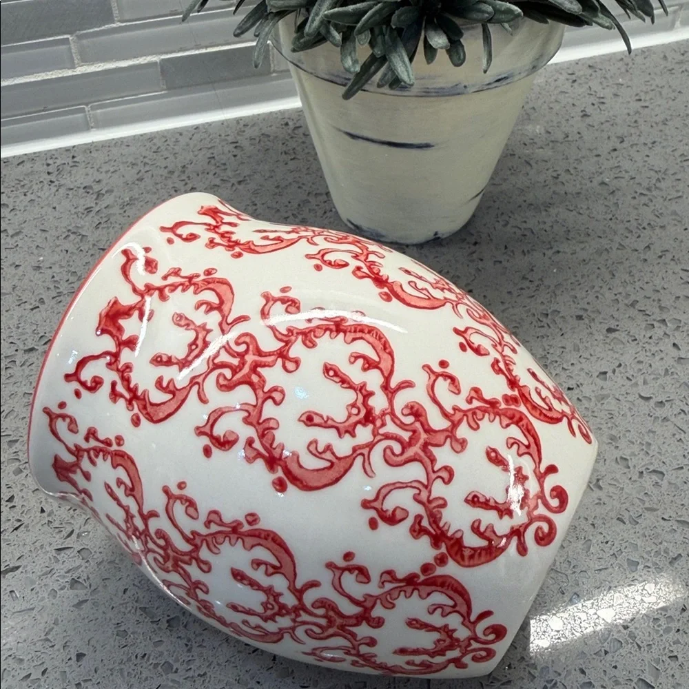 Sur la Table White Ceramic Mug with red Filigree Pattern